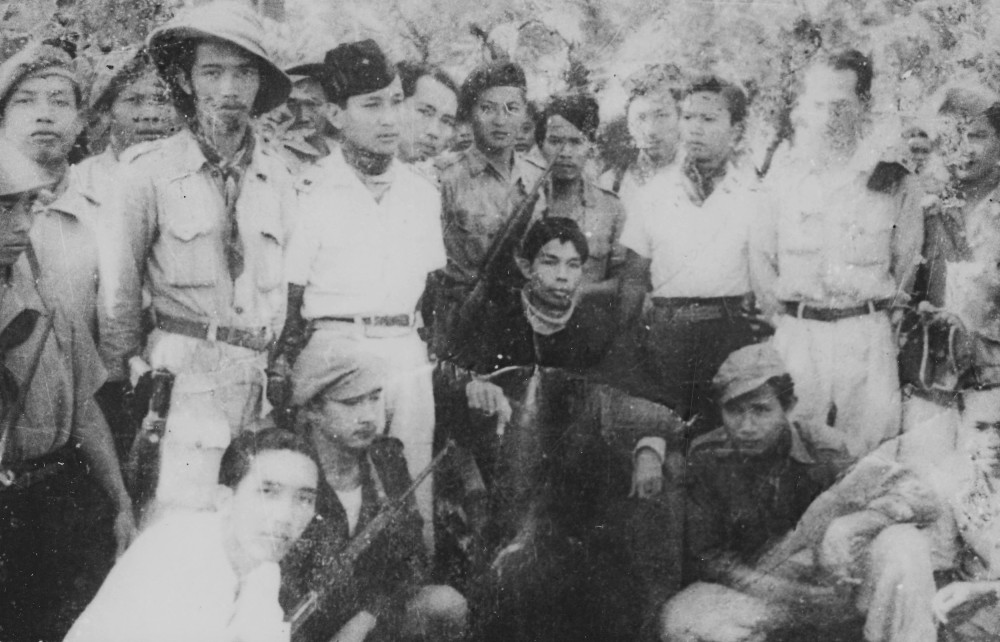 Verzwakt door tbc zit TNI-opperbevelhebber Soedirman te velde in een draagstoel. Het is juli 1949. 