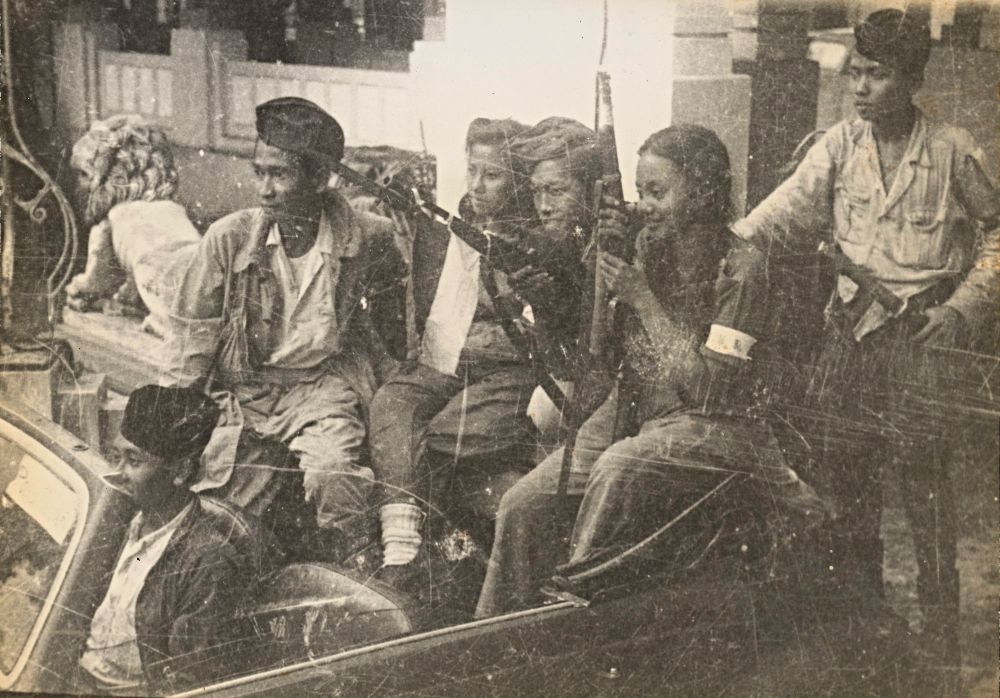 Pemuda (jongeren) van de Laskar Rakjat (Volksmilitie), bereid de Indonesische  onafhankelijkheid te verdedigen. De foto is gemaakt in 1945, plaats onbekend. 