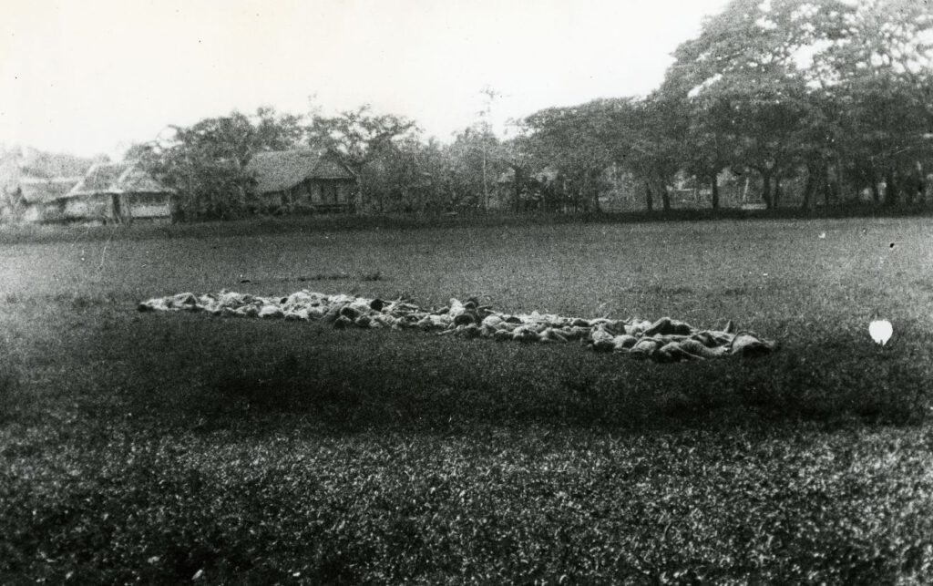 De lichamen van ongeveer dertig Indonesiërs, in Kampong Barroe (Zuid-Celebes) aangehouden en doodgeschoten door het Depot Speciale Troepen. Het was een represaille voor een aanval op de gevangenis en twee woningen van Nederlandse functionarissen. Ter afschrikking moesten de lichamen een halve dag blijven liggen.