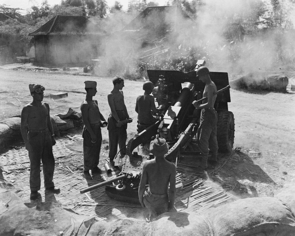 Inzet van zware wapens. Met een 25-ponder schieten artilleristen van de Mariniersbrigade begin 1947 brisantgranaten af bij Tanjungsari, Oost-Java. 