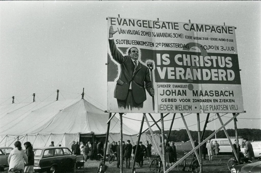 Evangelisatie campagne Johan Maasbach, Den Haag,1966, foto Koen Wessing, IISG Amsterdam