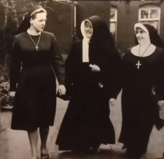 Nonnen met moderne en ouderwetse habijt 