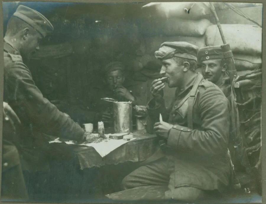 Duitse soldaten nuttigen een maaltijd