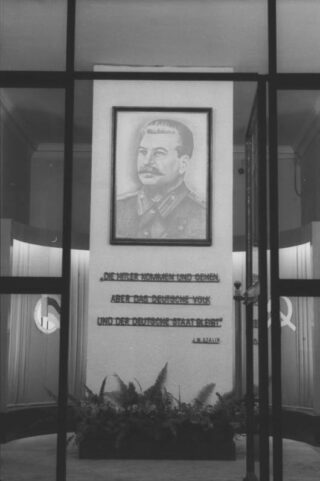 "Die Hitler kommen und gehen, aber das deutsche Volk und der deutsche Staat bleibt. - Citaat van Stalin dat in 1949 bij de ingang van het Berliner Verlag hing. 