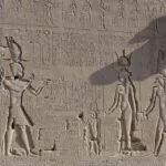 Cleopatra (links) als Egyptische koningin (ca. 34 v. Chr.), tempel van Hathor in Dendera.