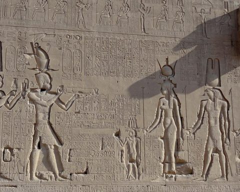 Cleopatra (links) als Egyptische koningin (ca. 34 v. Chr.), tempel van Hathor in Dendera.