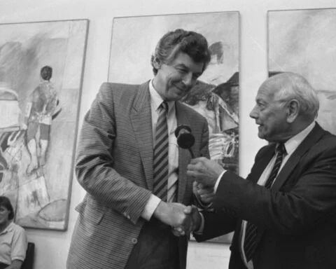Joop den Uyl overhandigt voorzittershamer aan Wim Kok, 21 juli 1986 (CC0 - Anefo - Rob Croes - wiki)