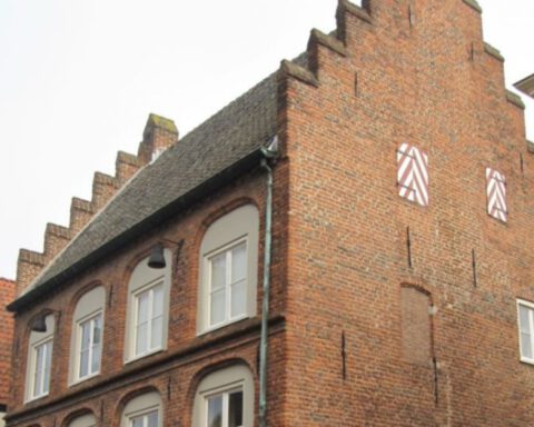 De plaats delict, de tot woonhuis verbouwde herberg De Pauw aan de huidige Koepoortstraat 26 te Doesburg