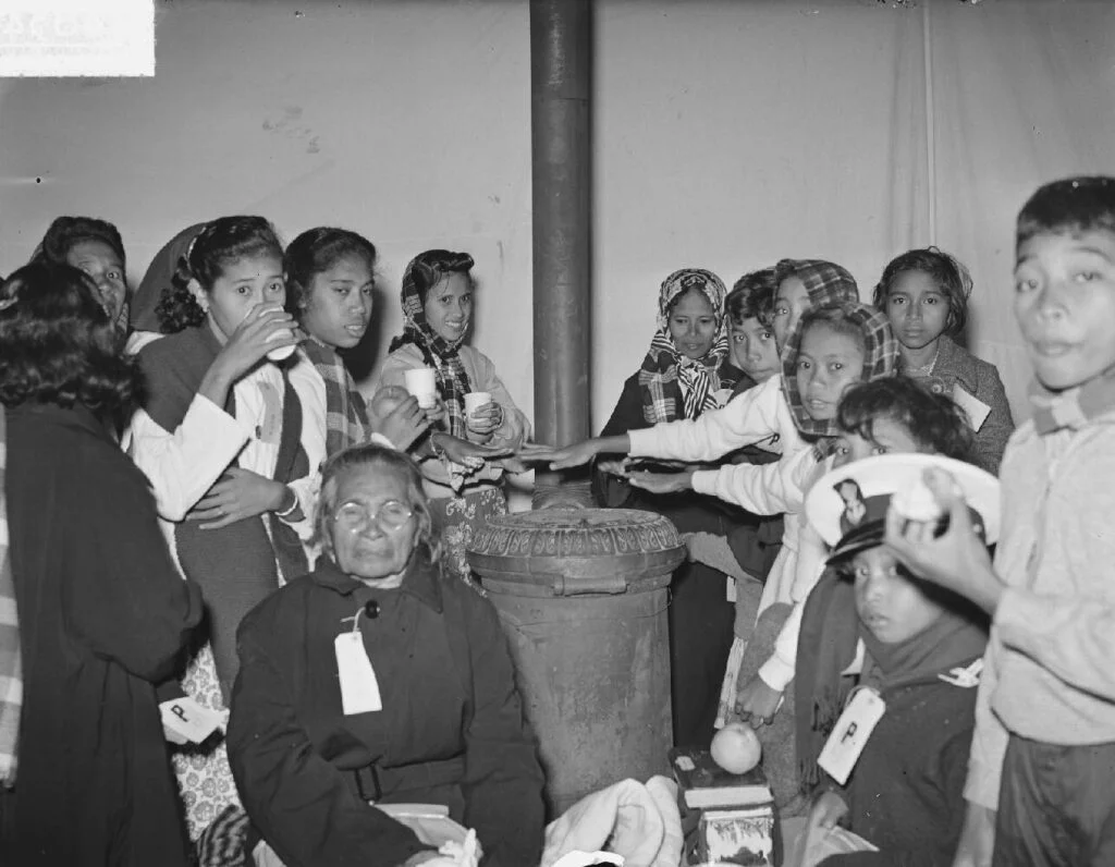 Net in Nederland aangekomen Molukkers. Op 22 maart 1951 kwamen ze met de Kota Inten aan in de haven van Rotterdam.