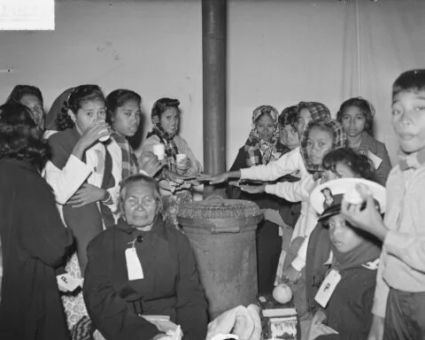 Net in Nederland aangekomen Molukkers. Op 22 maart 1951 kwamen ze met de Kota Inten aan in de haven van Rotterdam.