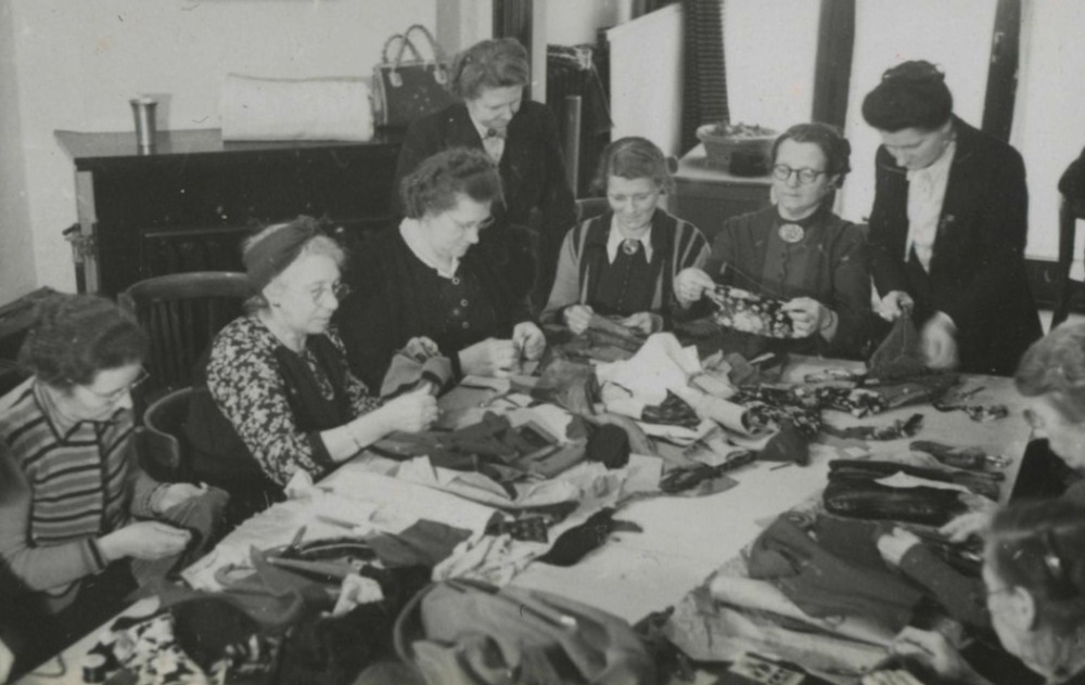 NSVO-vrouwen bij een cursus pantoffels maken, 29 februari 1944.
