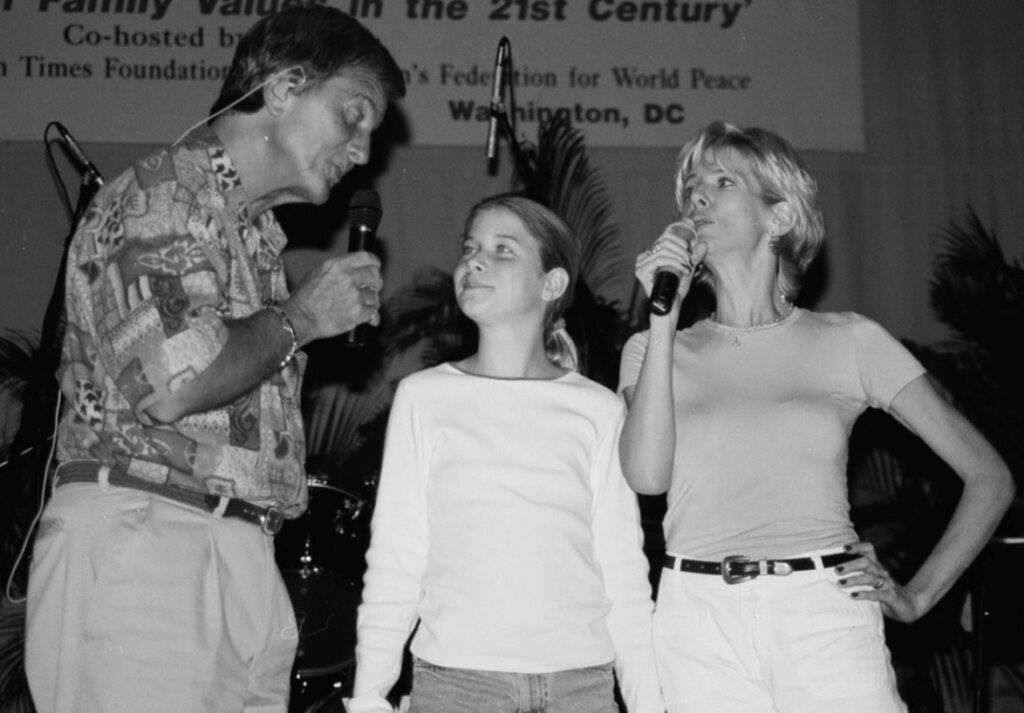 Pat Boone en zijn dochter Debby (rechts) zingen een duet voor een jonge fan, 1996
