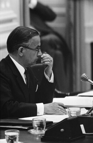 Premier Piet de Jong (KVP) in 1969 tijdens een Kamerdebat over de Excessennota. De krijgsmacht als geheel had zich correct gedragen, aldus De Jong.