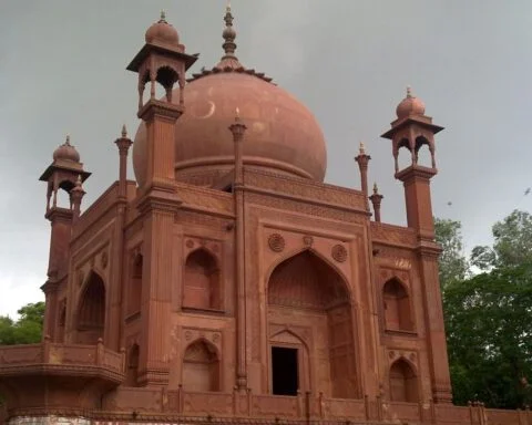 De Rode ‘Taj Mahal’, de tombe van Johan Hessing