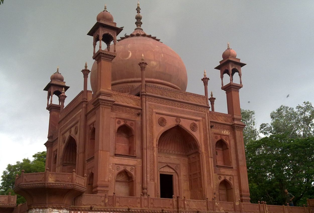 De Rode ‘Taj Mahal’, de tombe van Johan Hessing