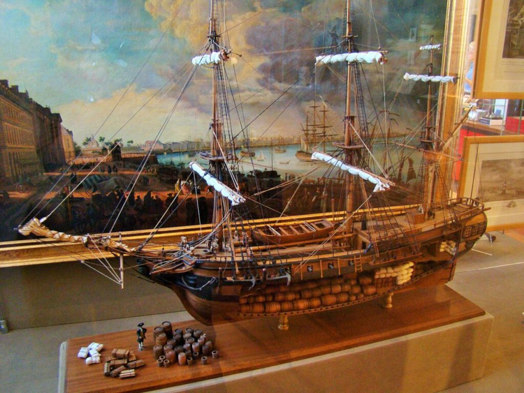 Model van het slavenschip l'Aurore waarin tot 650 slaafgemaakten konden worden vervoerd