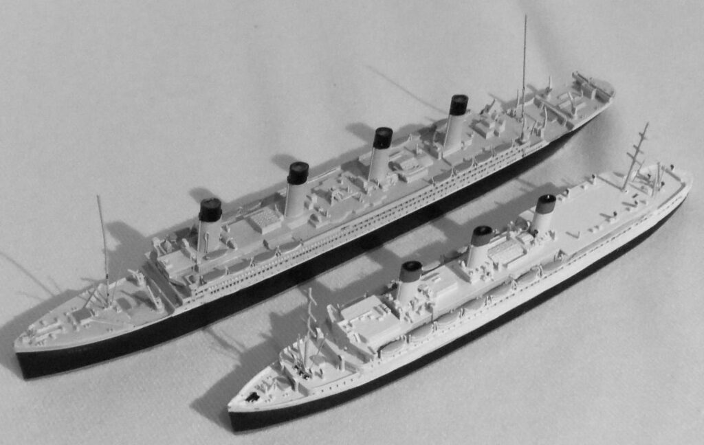 Modellen van de Titanic (links) en Cap Arcona met elkaar vergeleken. Bron: Collectie Malte Fiebing-Petersen