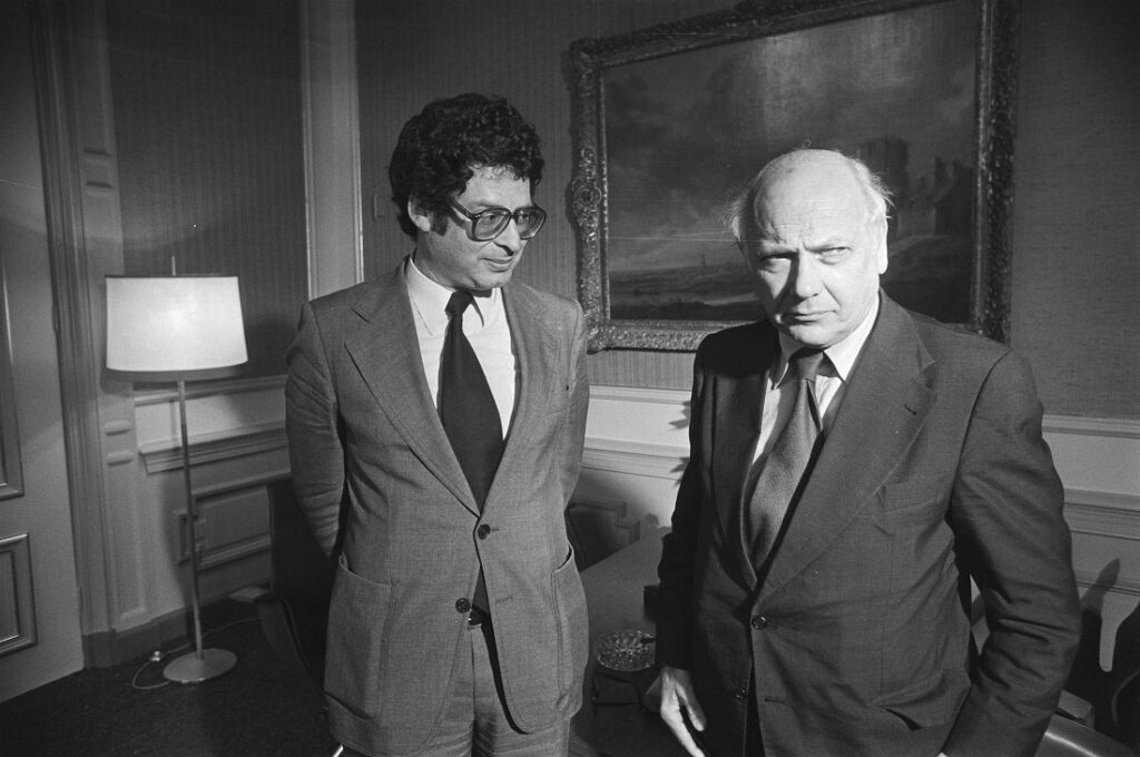 Ed van Thijn en Joop den Uyl tijdens de kabinetsformatie van 1977 