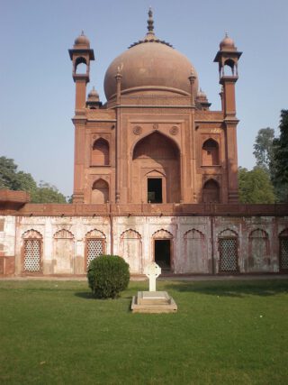 Zicht op de tombe van Jan Willem Hessing in Agra