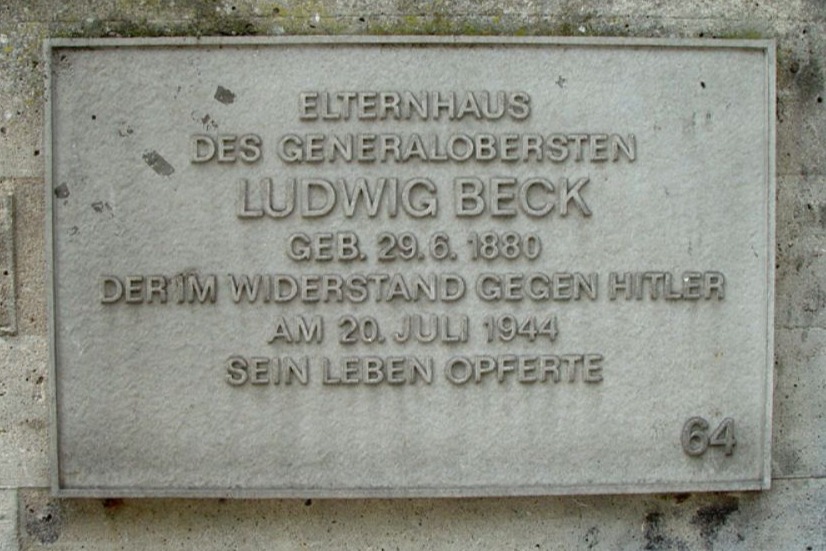 Plaquette ter nagedachtenis aan Ludwig Beck bij zijn voormalige villa in Wiesbaden-Biebrich