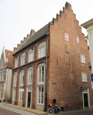 De plaats delict, de tot woonhuis verbouwde herberg De Pauw aan de  huidige Koepoortstraat 26 te Doesburg