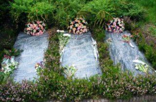 Drie van de Herdenkingsmonument bij Fort de Bilt