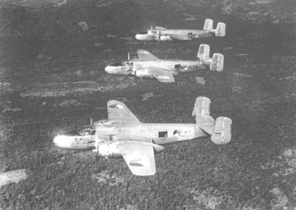 De Militaire Luchtvaart van het KNIL vloog met onder meer middelzware Amerikaanse B-25 bommenwerpers. De foto is gemaakt in 1946. 