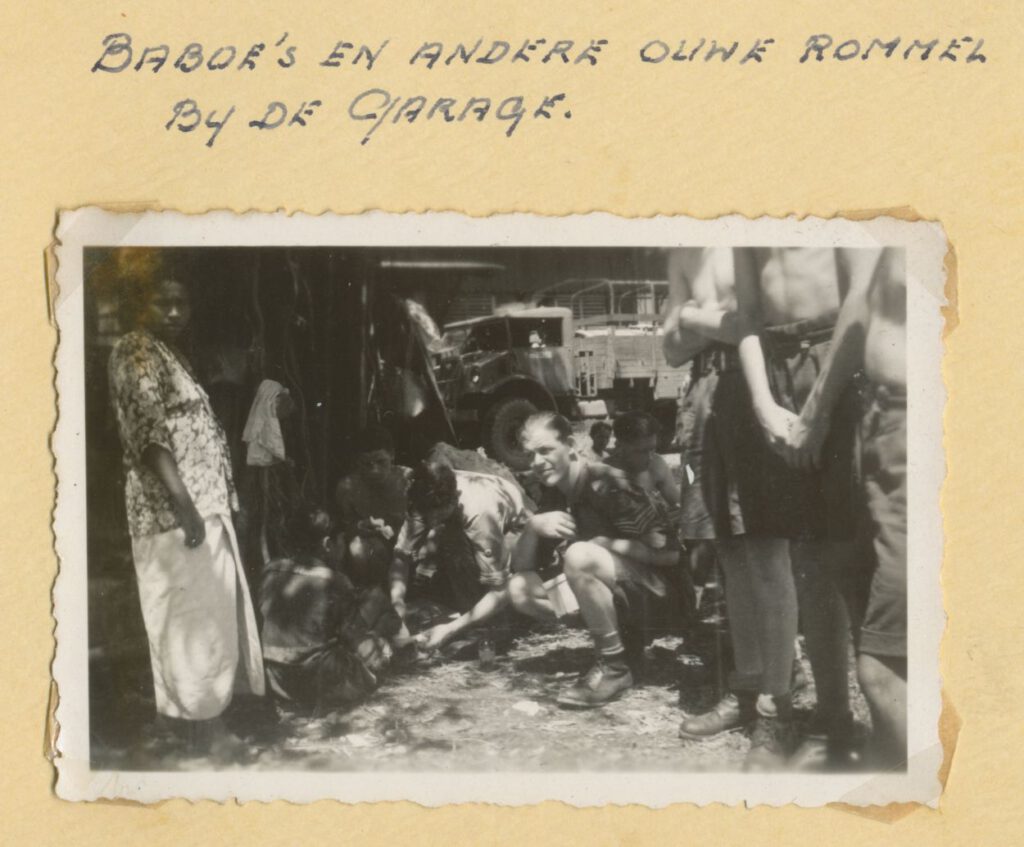 Foto uit het album van een Nederlandse soldaat: ‘Baboe’s en andere rommel bij de garage’. 