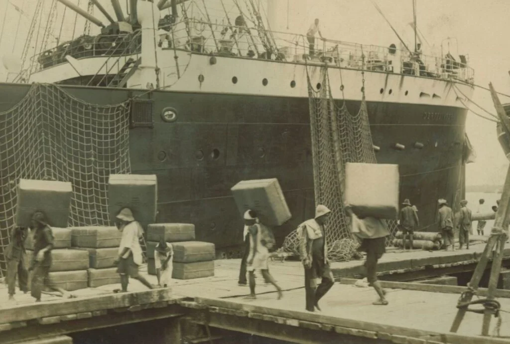 Balen tabak worden in Belawan aan boord van een schip geladen, ca. 1930