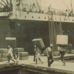 Balen tabak worden in Belawan aan boord van een schip geladen, ca. 1930