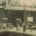 Balen tabak worden in Belawan aan boord van een schip geladen, ca. 1930