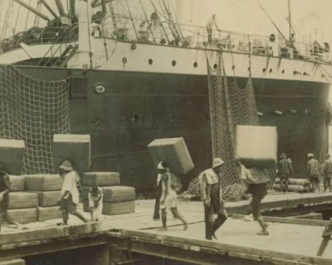 Balen tabak worden in Belawan aan boord van een schip geladen, ca. 1930