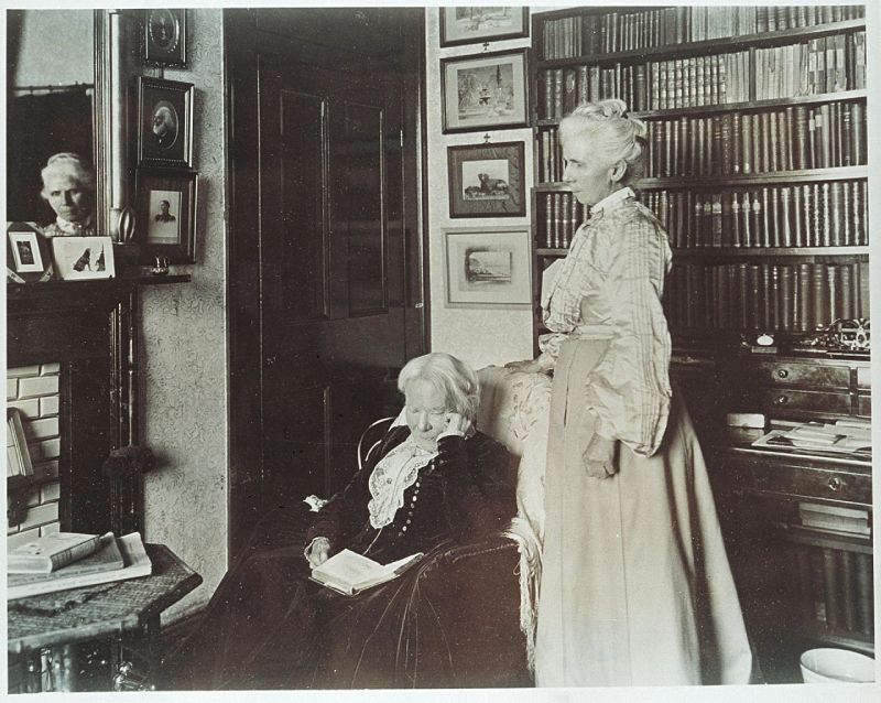 Katharine "Kitty" Barry Blackwell achter haar adoptief moeder Elizabeth Blackwell. ca. 1905-1910.