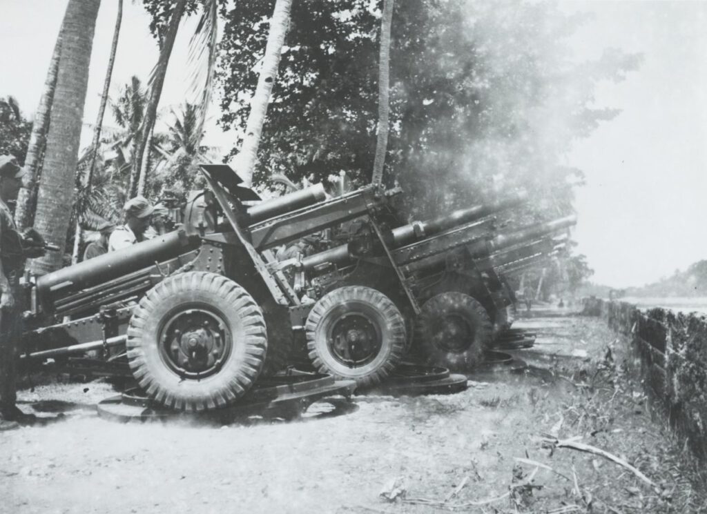 Nederlandse militairen vuren in Indonesië met Brits 25-ponds Vickers Armstrong veldgeschut. De foto is gemaakt in 1948.