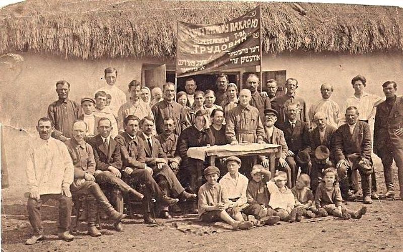 Leden en bestuurders van de joodse commune Красный пахарь (Russisch voor ‘rode landarbeider’) in het noorden van de Krim, omstreeks 1929. ©Foto : Le Courrier du Maghreb et de l’Orient.
