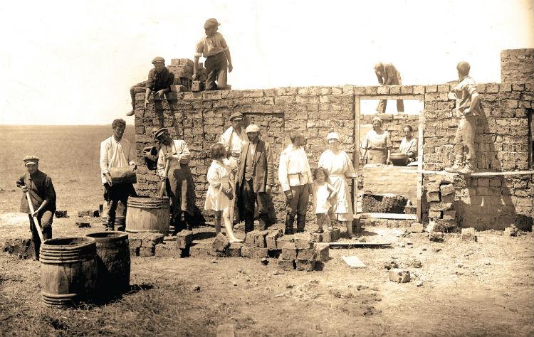 Leden van de joodse commune Auflebung (‘heropleving’) op de Krim bouwen een kantine, 1925 