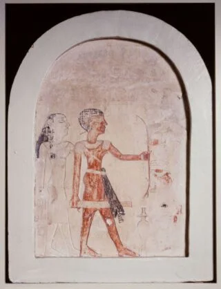 Gedenksteen (ca. 2150-2040 v.Chr.) van een Nubische huurling die als boogschutter een provincievorst diende in de omgeving van Gebelein, een stad in zuid-Egypte. Hij is afgebeeld samen met zijn vrouw. Rijksmuseum van Oudheden, inventarisnummer F 1947/9.1, aangekocht van kunsthandel J.N.E. Esser te Nijmegen in 1947.