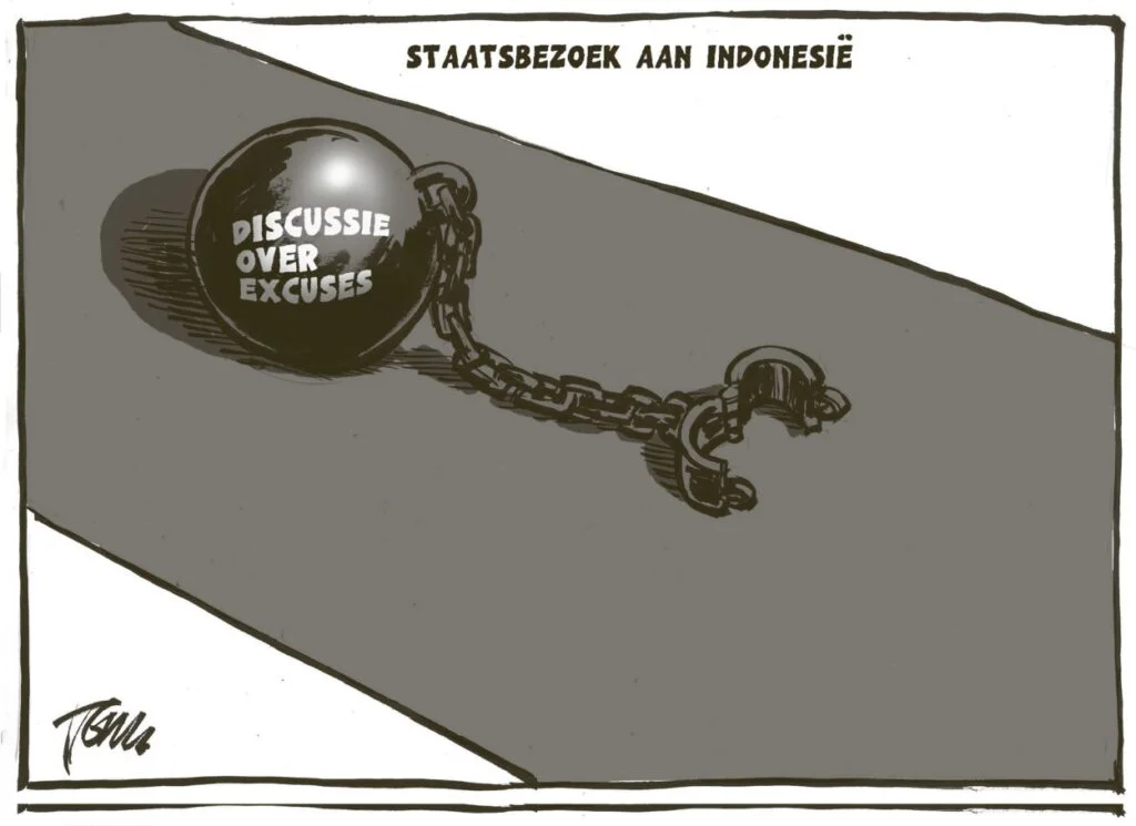 Cartoon van Tom Janssen in dagblad Trouw van 13 maart 2020. Met het betuigen van spijt en het aanbieden van excuses in Jakarta heeft koning Willem-Alexander volgens Van der Kaaij ‘de ban gebroken’.