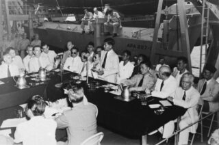 Aan boord van de USS Renville wordt onderhandeld. Het is 11 december 1947. Aan het woord is de Nederlandse delegatieleider, Raden Abdulkadir Widjojoatmodjo. 