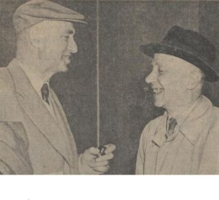 Stam (links) en Van Rij op Schiphol, vlak voor hun vertrek naar Indonesië. Het Parool plaatste deze foto op 24 oktober 1949 en nog eens op 25 januari 1969. 