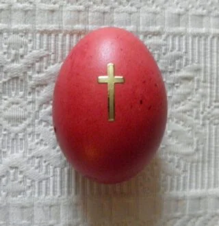 Rood geschilderd ei uit Griekenland met een christelijk kruis 