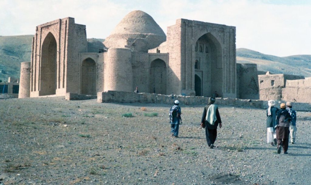 Het grafmonument van sultan Mahmud in zijn hoofdstad Ghazna, Afghanistan.