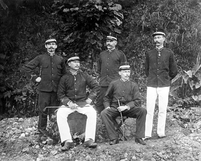 Van Daalen met officieren, 1904 
