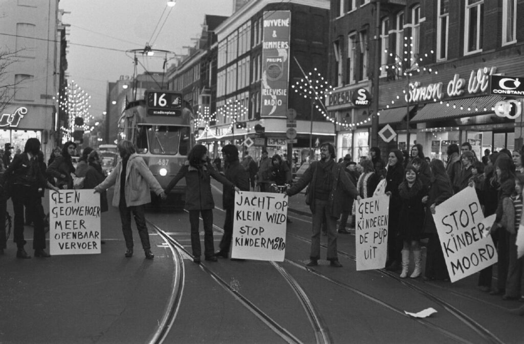 Bezetting van de Albert Cuypstraat door leden van 'Stop de Kindermoord', 15-12-1972