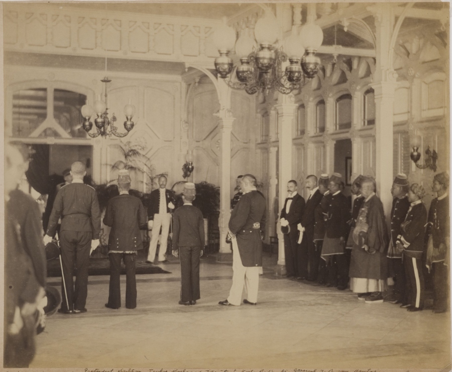 De onderwerping van pretendent-sultan Mohammad Dawot Sjah te Koetaradja aan luitenant-generaal J.B. van Heutsz, circa 1903 (KITLV 52077)
