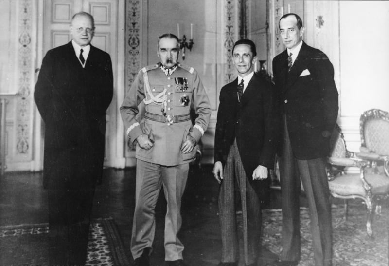 Foto gemaakt na ondertekening van het Duits-Poolse-non-agressiepact. In het midden Piłsudski (links) en Goebbels (rechts), 15 juni 1934