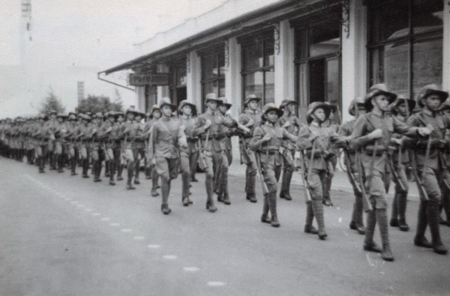 Een cadettencompagnie van de Koninklijke Militaire Academie te Bandoeng tijdens een mars door de stad. 
