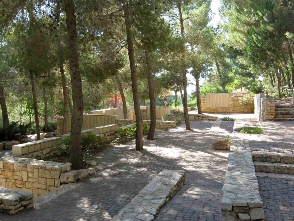 De Tuin van de Rechtvaardigen onder de Volkeren van Yad Vashem in Jeruzalem. Bron: Proesi / Wikimedia Commons