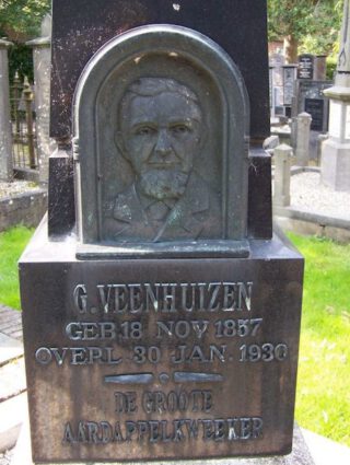 Detail van het grafmonument van Geert Veenhuizen