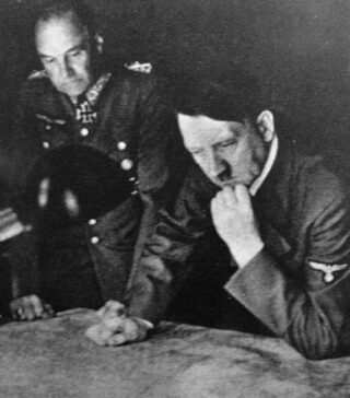 Hitler en generaal-veldmaarschalk Walther von Brauchitsch bestuderen een kaart tijdens de eerste dagen van Operatie Barbarossa